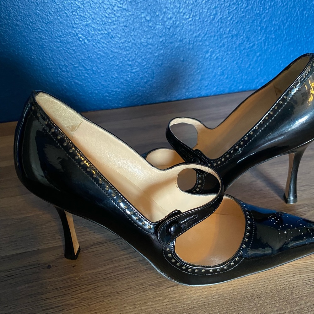 Manolo Blahnik blk patent leather Mary Jane pumps